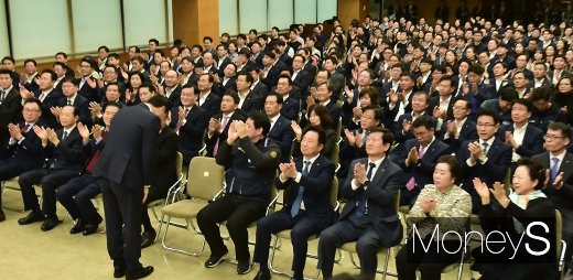 [머니S포토] 임직원 앞 고개숙여 인사하는 김도진 기업 행장