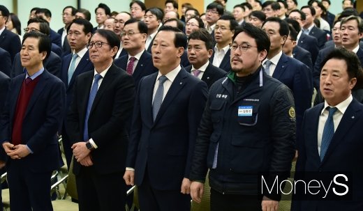 [머니S포토] 마지막 행가 부르는 김도진 기업은행장