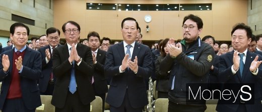 [머니S포토] 임직원 박수 속에 기업은행 떠나는 김도진 행장