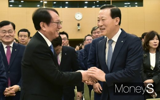 [머니S포토] 이임식 마치고 인사 나누는 김도진 기업은행장