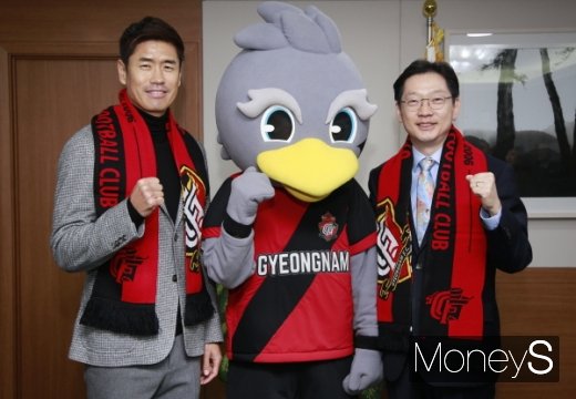 경남FC가 내년 시즌 팀을 이끌어갈 사령탑으로 2002년 월드컵 4강 주역인 설기현 감독을 경남FC 제8대 감독으로 선임했다. 김경수(오른쪽)경남지사와 설기현 감독이 나란히 포즈를 취하고 있다. &copy;경남FC 제공.