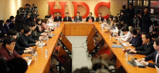 정몽규 HDC현대산업개발 회장이 지난 11월12일 오후 서울 용산구에 위치한 본사 대회의실에서 아시아나항공 인수 우선협상대상자 선정 관련 기자회견을 하고 있다. /사진=머니투데이 DB