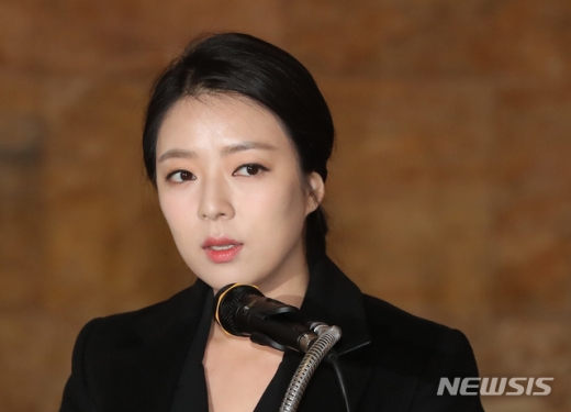 배현진 자유한국당 송파을 당협위원장이 지난 26일 서울 여의도 국회 로텐더홀에서 황교안 한국당 대표의 대국민 호소문을 낭독하고 있다. /사진=뉴시스