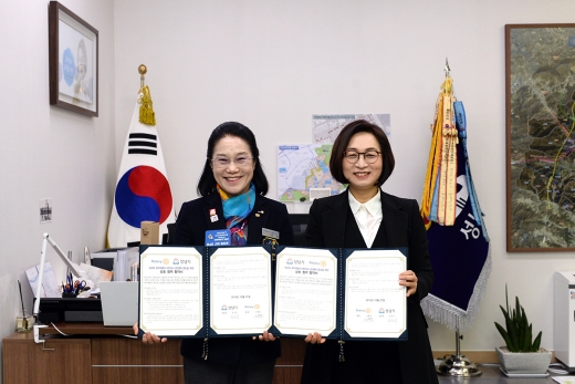 성남시는 27일 시장 집무실에서 국제로타리3600지구와 ‘저소득 소외계층 복지증진을 위한 협약’을 했다. 은수미 성남시장(오른)과 신해진 국제로타리3600지구 총재(왼). / 사진제공=성남시