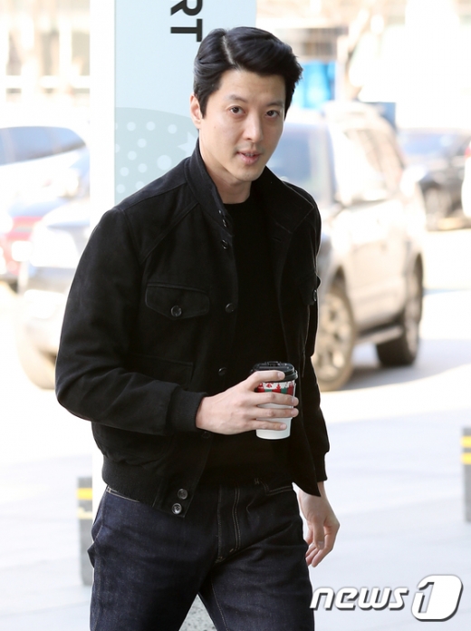 배우 이동건이 27일 SBS라디오 '최화정의 파워타임' 출연을 위해 서울 양천구 SBS 사옥으로 들어서고 있다. /사진=뉴스1