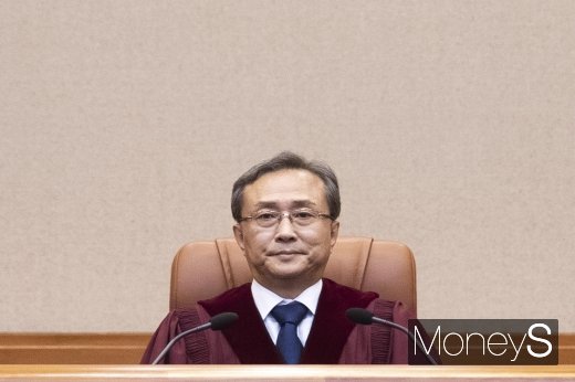 [머니S포토] 유남석 헌재소장에 쏠린 이목
