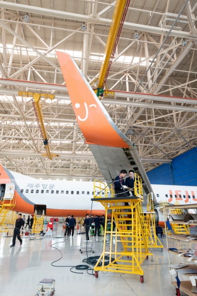 한국항공서비스(KAEMS)에서 제주항공 B737을 정비하고 있다. / 사진=한국항공우주산업