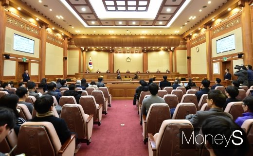 헌법재판소가 지난 2015년 한국과 일본 정부의 위안부 합의는 헌법소원 심판 대상이 아니라고 27일 판단했다. /사진=임한별 기자    