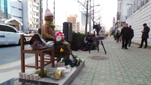 헌법재판소가 지난 2015년 한국과 일본 정부의 위안부 합의는 헌법소원 심판 대상이 아니라고 27일 판단했다. /사진=뉴시스   