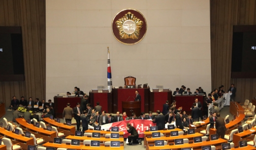 자유한국당 의원들이 27일 오후 서울 여의도 국회 본회의장 단상 앞에 문희상 국회의장에 대한 항의 차원에서 둥글게 모여 앉아있다. /사진=뉴스1