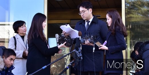[머니S포토] 헌재 각하 결정에 입장 밝히는 원고측 변호인