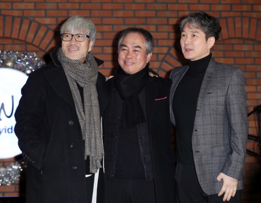밴드 봄여름가을겨울의 김종진(왼쪽부터)과 빛과소금 박성식, 장기호가 27일 오후 서울 마포구 홍대 더 노라 스테이지 와이에서 열린 미니앨범 ‘봄여름가을겨울 리:유니온 위드(Re:union with) 빛과소금’ 발매 기념 기자간담회에서 포토타임을 갖고 있다. /사진=뉴스1