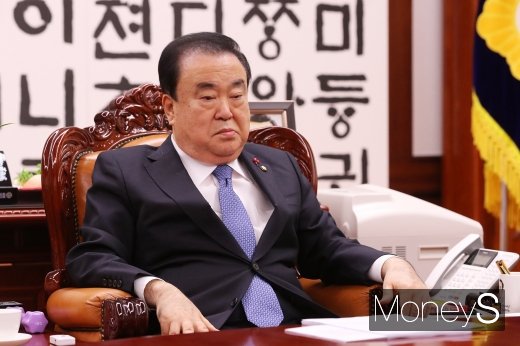 문희상 의장, 본회의장 입장… 한국당 거센 반발(속보)