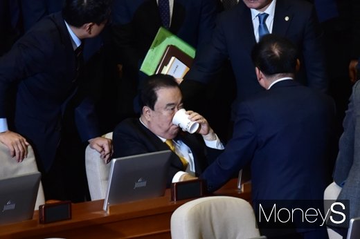 [머니S포토] 자유한국당 의원들에 가로막힌 문희상 의장