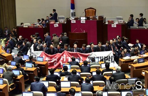 [머니S포토] 국회의장석 둘러싼 자유한국당
