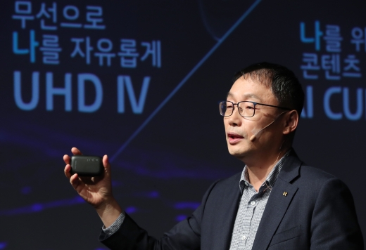 구현모 사장이 지난달 4일 광화문KT사옥에서 무선 기가지니 셋톱박스를 소개하고 있다. /사진=뉴스1
