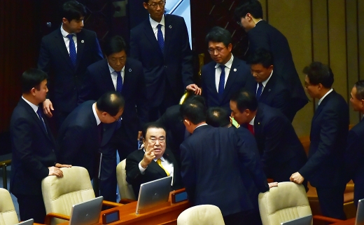 문희상, 의장석 올라… 한국당 의원들 몸싸움(속보)