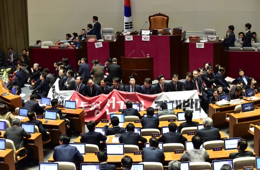 질서유지권 발동에도… 한국당 의원들, 문희상 몸으로 저지(속보)