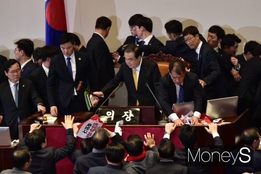 [머니S포토] 선거법개정안 통과 알리는 문희상 의장