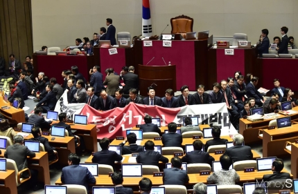 27일 서울 여의도 국회 본회의장에서 열린 제373회 국회(임시회) 제1차 본회의에서 개의를 저지하려는 자유한국당 의원들. /사진=임한별 기자
