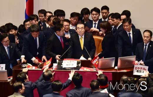 [머니S포토] 공직선거법 개정안 통과 알리는 문희상 의장