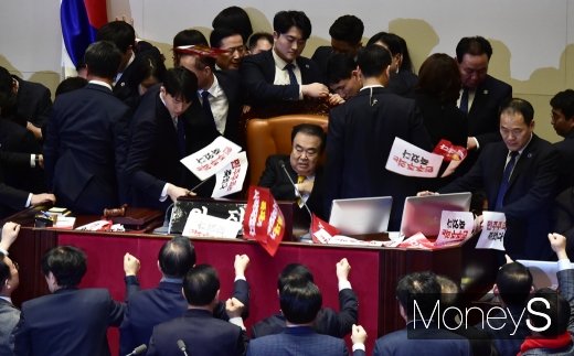 자유한국당 의원들이 27일 제373회 국회(임시회) 제1차 본회의에서 단상을 둘러싼 가운데 문희상 국회의장이 숨고르기를 하고 있다. /사진=임한별 기자