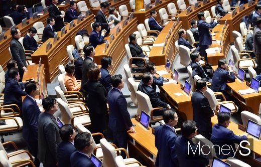 자유한국당 의원들이 27일 서울 여의도 국회 본회의장에서 제373회 국회(임시회) 제1차 본회의에서 단상을 둘러싼 가운데 민주당 의원들이 농성을 하는 한국당에 목소리를 높이고 있다. /사진=임한별 기자