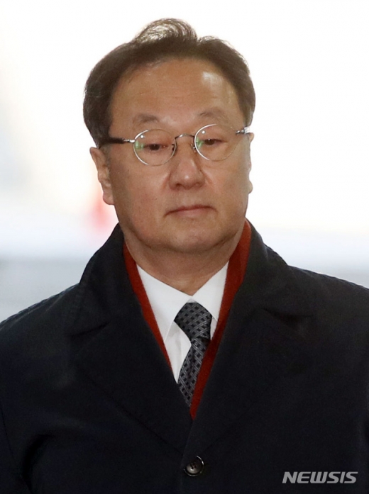 이우석 코오롱생명과학 대표가 27일 오전 서울 서초구 서울중앙지법에 골관절염 유전자 치료제 '인보사케이주' 허가를 허위로 받은 혐의 등으로 구속 전 피의자 심문(영장실질심사)을 받기 위해 출석하고 있다./사진=홍효식 뉴시스 기자