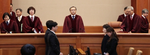 유남석 헌법재판소장과 재판관들이 27일 오후 서울 종로구 재동 헌법재판소 대심판정에 자리하고 있다. 헌재는 이날 일본군 '위안부' 피해자 29명과 피해자 유족·가족 12명이 한·일 위안부 합의는 위헌이라며 낸 헌법소원 사건에 대해 "위안부 합의에 대해서는 헌법소원심판 청구의 대상이 되지 않는다"며 "숨진 청구인들을 제외한 나머지 청구인들의 심판 청구를 각하한다"고 결정했다. /사진=오대일 뉴스1 기자