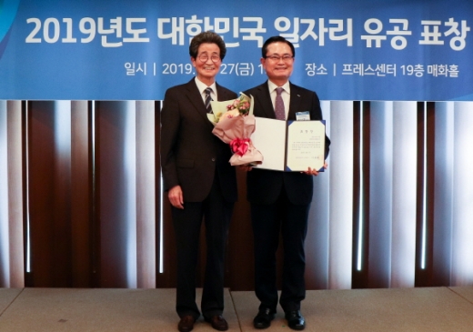 27일 서울 프레스센터에서 권남주 캠코(한국자산관리공사) 부사장(오른쪽)이 대통령직속 일자리위원회 이목희 부위원장(왼쪽)으로부터 청년창업 및 사회적경제 활성화 지원 등 민간 일자리 창출을 위해 노력해 온 공적을 인정받아 2019년도 대한민국 일자리 유공 표창을 수상했다./사진제공=캠코