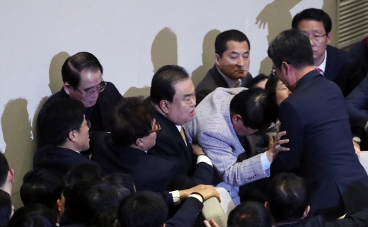 문희상 국회의장이 27일 서울 여의도 국회에서 열린 본회의에서 자유한국당 의원들의 반발 속에 공직 선거법 일부 개정안을 통과시키기 위해  의장석으로  오르고 있다. /사진=김명섭 뉴스1 기자 