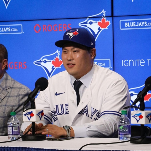 류현진이 27일(현지시각) 캐나다 토론토 로저스센터에서 미 프로야구(MLB) 토론토 블루제이스 유니폼을 입고 입단 기자회견을 하고 있다./사진=토론토 블루제이스 페이스북