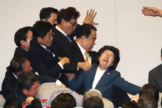 이은재 자유한국당 의원이 27일 서울 여의도 국회 본회의장에서 제373회 국회(임시회) 제1차 본회의 개의를 위해 의장석으로 향하는 문희상 국회의장을 막아서고 있다. /사진= 임세영 뉴스1 기자