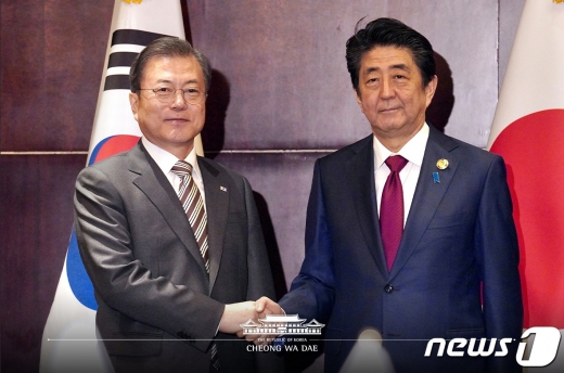 문재인 대통령과 아베 신조 일본 총리가 24일 중국 쓰촨성 청두 샹그릴라 호텔에서 열린 한일 정상회담에 앞서 악수하고 있다. /사진=뉴스1(청와대)
