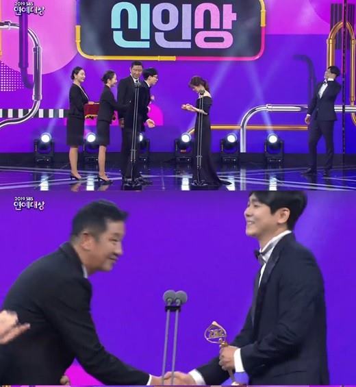 28일 2019 SBS 연예대상에서 남여신인상을 수상한 최민용과 정인선. /사진=2019 SBS 연예대상 방송 캡처