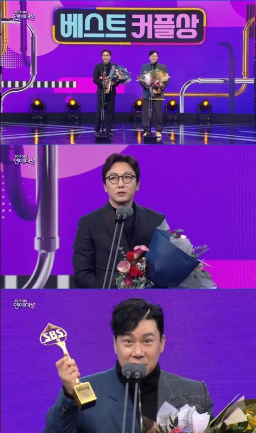 28일 오후 서울 상암동 SBS 프리즘 타워에서 열린 '2019 SBS 연예대상'에서 베스트커플상을 받은 가수 이상민과 탁재훈. /사진='2019 SBS 연예대상' 방송 캡처