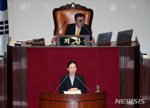 권은희 바른미래당 의원이 28일 새벽 서울 여의도 국회에서 '고위공직자범죄수사처(공수처) 법안'에 대한 필리버스터(무제한 토론)를 하고 있다. /사진=뉴시스