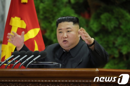 북한 노동당 기관지 노동신문은 29일 "조선노동당 중앙위원회 정치국 상무위원회 결정에 따라 조선노동당 중앙위원회 제7기 제5차전원회의가 지난 28일 평양에서 소집됐다"고 밝혔다. 이번 전원회의는 김정은 국무위원장이 직접 주재했다. /사진=노동신문/뉴스1