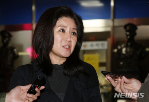 지난 4월29일 오후 서울 종로구 종로경찰서에서 박 대표가 나와 취재진 질문에 답하고 있다. / 사진= 뉴시스