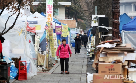 지난 22일 서울 청와대 사랑채 인근 범투본 농성장에 천막 및 적재물이 쌓여있다. / 사진=뉴시스