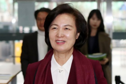 추미애 법무부 장관 후보자에 대한 인사 청문회가 30일 오전 10시부터 진행된다. 지난 23일 오후 서울 양천구 서울남부준법지원센터에 마련된 인사청문회 준비 사무실로 출근하는 추미애 후보자. /사진=뉴스1 민경석 기자 