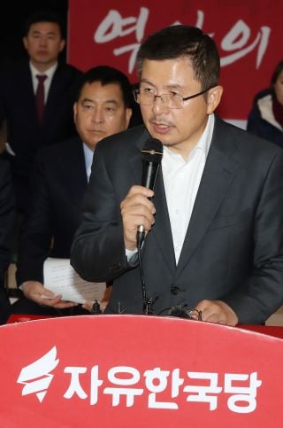 피로 누적 등으로 입원했던 황교안 자유한국당 대표가 니흘 만인 지난 28일 퇴원하고 오늘(30일) 당무에 복귀한다. 황 대표가 지난 18일 서울 여의도 국회 로텐더홀에서 열린 최고위원·중진의원 연석회의에서 발언하고 있다. / 사진=뉴시스 고승민 기자