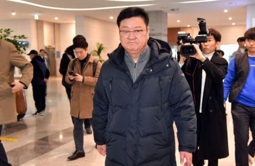검찰이 임동호 전 더불어민주당 최고위원을 오늘 세 번째 소환 조사한다. 이번 조사에서 검찰은 임 전 최고위원의 압수물품과 송병기 울산시 경제부시장 업무수첩에 대해 확인할 예정이다. 임 전 최고위원이 지난 28일 부산 동구 부산항국제여객터미널을 통해 입국하고 있다. / 사진=뉴시스 하경민 기자