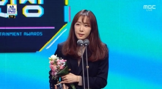 김이나가 29일 MBC 연예대상에서 수상소감 도중 남편을 언급하는 모습. /사진=MBC 연예대상 방송 캡처  