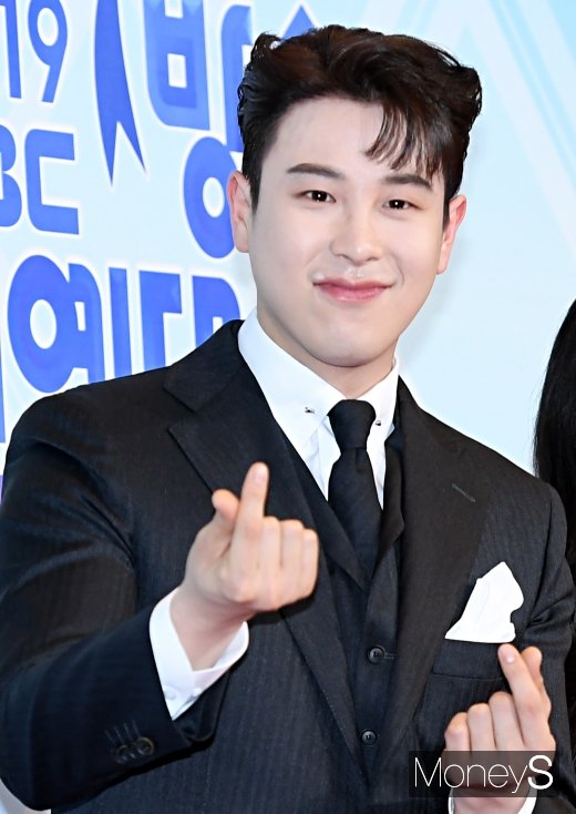 [머니S포토] 피오 '여심 녹이는 하트'