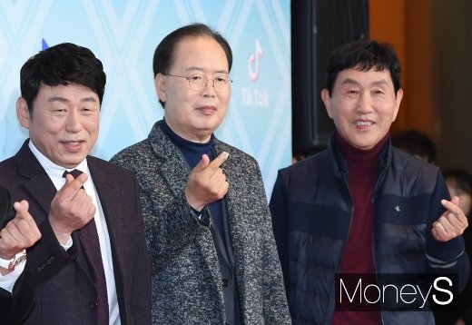 [머니S포토] 이건우·정경천·박현우 '특별한 하트 발사'
