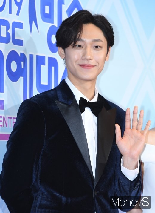 [머니S포토] 이도현 '심쿵 손인사'