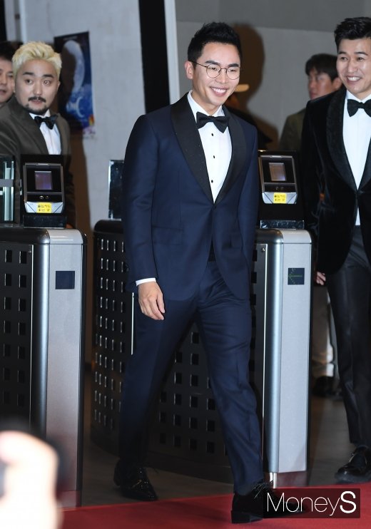 [머니S포토] 게이트 선을 넘는 설민석