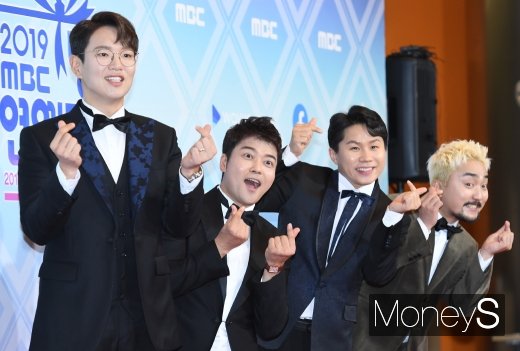 [머니S포토] 장성규·전현무·양세형·유병재 '하트 발사'(MBC 연예대상)