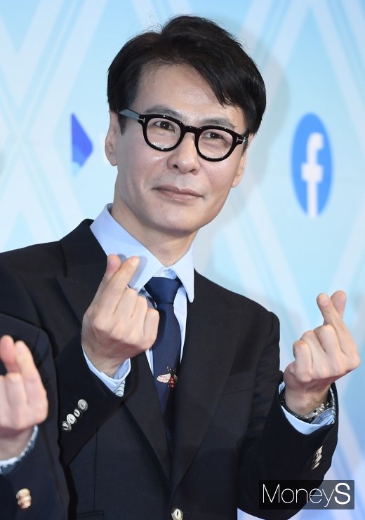 [머니S포토] 윤상 '하트 받으세요~'